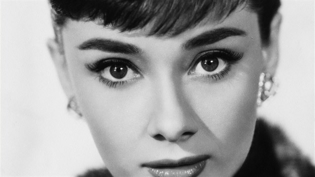 V padesátých letech se do módy dostala porcelánová pleť, silné černé linky, objemné řasy a sytě červené rty. Aby obočí v tak výrazné vizáži nezapadlo, muselo proto být husté, tmavé a a nepřehlédnutelné. Za inspiraci platila třeba Audrey Hepburnové (na fotografii), Marilyn Monroe nebo Elizabeth Taylorová.