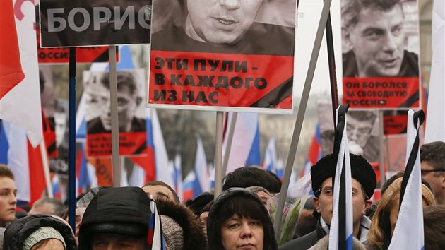 Smuten pochod za zabitho Borise Nmcova v Moskv (1. bezna 2015).