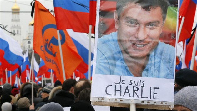 Plakát s fotografií Borise Němcova a nápisem Je suis Charlie na smutečním pochodu v Moskvě (1. března 2015).