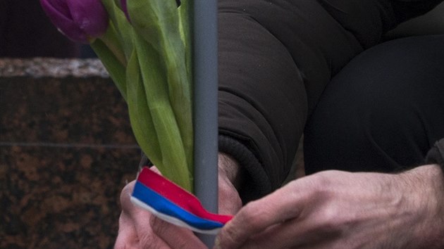 Mu� v centru Moskvy uvazuje ruskou trikol�rou kv�tiny na pam�tku zabit�ho Borise N�mcova (1. b�ezna 2015).