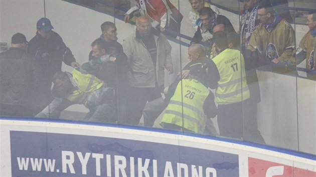 Opilý domácí fanoušek se po zápase Kladno - Jihlava popral s pořadateli, s otřesem mozku skončil v nemocnici (1.3.2015)