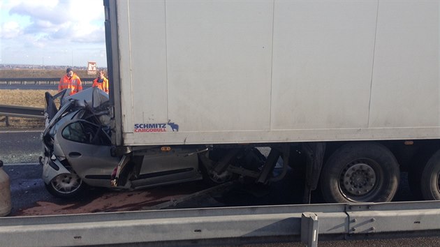 Řidič při sjezdu z Pražského okruhu na D1 u Říčan naboural do stojícího kamionu, zezadu do něj narazil ještě jeden. (4.3.2015)