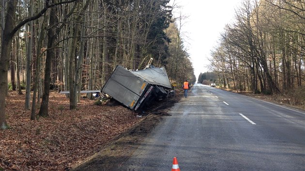 idi na namrzl vozovce nezvldl svj kamion, sjel do pkopu, kde vyvrtil nkolik strom (4.3.2015)