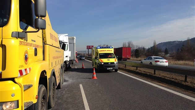 Kamion na dlnici D5 narazil do vozidla drby, pi nehod se zranili dva lid (9.3.2015)