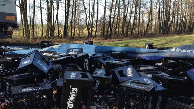 Řidič u Kostelce nad Labem nezvládl zatáčku, z kamionu se mu vysypaly tisíce lahví piva (9.3.2015)
