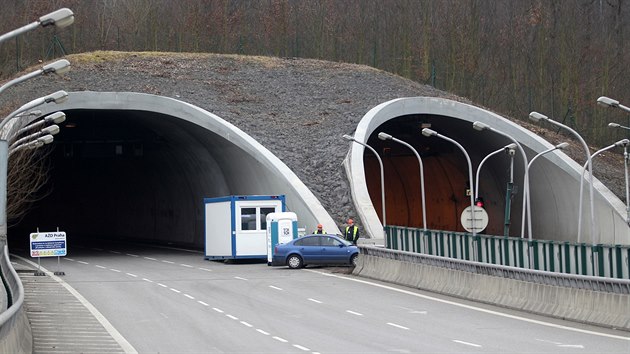 Konen pln prjezdn. Pisreck tunel se po nkolikatdennch opravch o vkendu otevel idim.