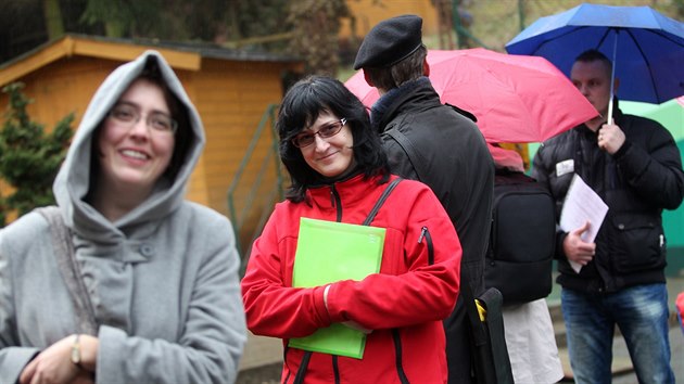 Rodie pi zpisech v Matesk kole v doln ulici vytvoili frontu.