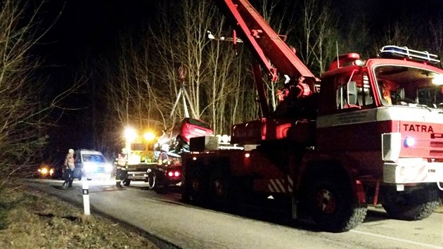 Tragick dopravn nehoda mezi moravskmi obcemi rovice a Drahany. Hasii uklzeli nsledky nehody nkolik hodin (4. bezna 2015).