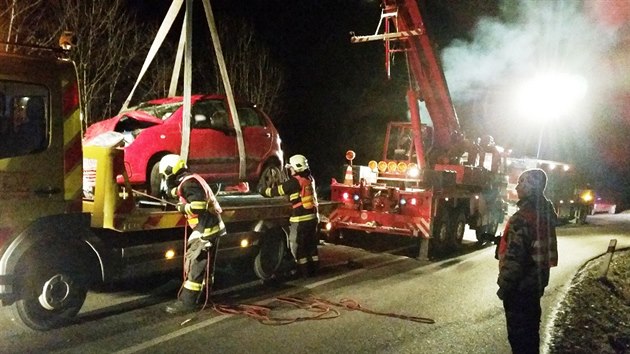 Tragick dopravn nehoda mezi moravskmi obcemi rovice a Drahany. Hasii uklzeli nsledky nehody nkolik hodin (4. bezna 2015).