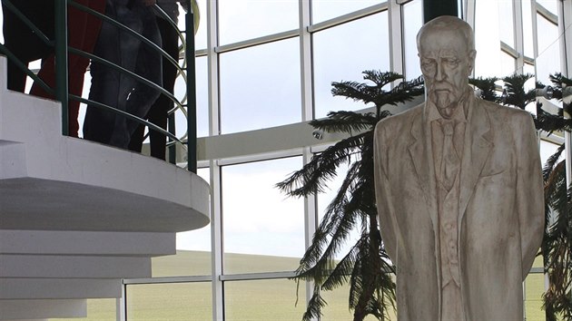 Tmetrov sdrov socha prvnho eskoslovenskho prezidenta ozdobila vestibul bystickho gymnzia.