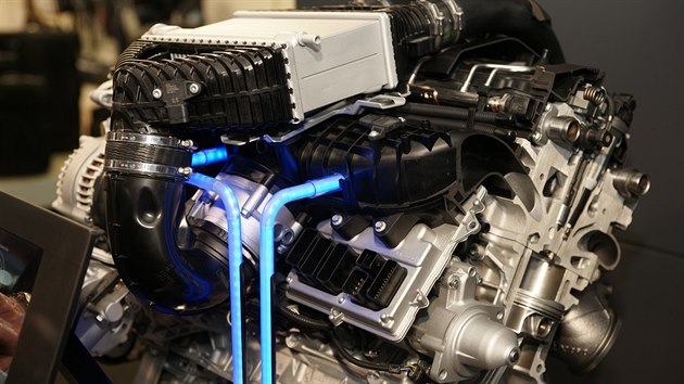 Speciln upraven motor pro BMW M4 Coup jako Safety Car pro MotoGP