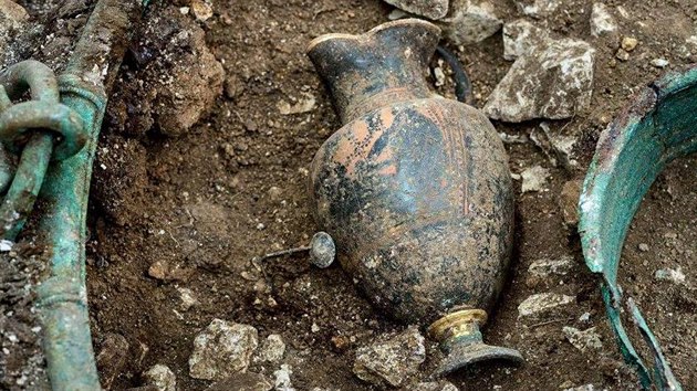 Francouzt archeologov odkryli hrob keltskho lechtice. Nejdleitjm objevem je bohat zdoben bronzov kotel, kter m jeden metr v prmru. Uvnit se nachzela zachoval eck amfora (4. bezna 2015).