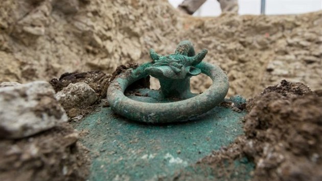 Francouzt archeologov odkryli hrob keltskho lechtice. Nejdleitjm objevem je bohat zdoben bronzov kotel, kter m jeden metr v prmru (4. bezna 2015).