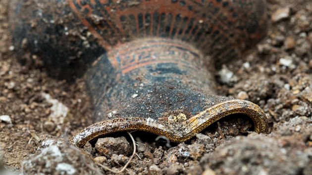 Francouzt archeologov odkryli hrob keltskho lechtice. Nejdleitjm objevem je bohat zdoben bronzov kotel, kter m jeden metr v prmru. Uvnit se nachzela eck amfora se zlatm okrajem (4. bezna 2015).