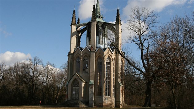 Unikátní novogotický templ stojí v nejvyšším bodu parku u zámku Krásný Dvůr na Lounsku. (březen 2015)