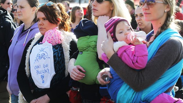 Stovky lidí přišly v Praze na Palackého náměstí, aby demonstrovaly proti povinnému očkování. (9. března 2015)