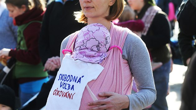 Stovky lidí přišly v Praze na Palackého náměstí, aby demonstrovaly proti povinnému očkování (9. března 2015).