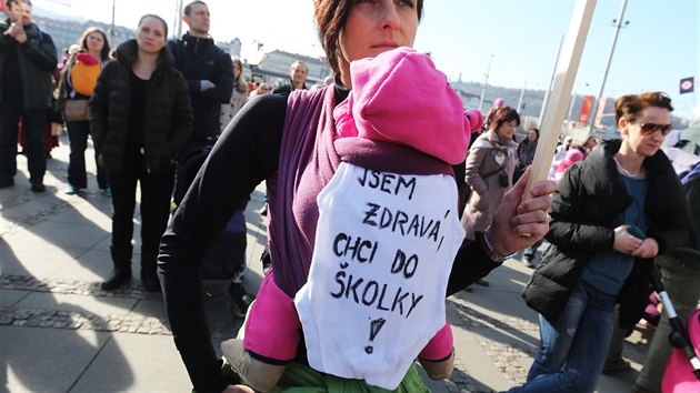 Stovky lid pily v Praze na Palackho nmst, aby demonstrovaly proti povinnmu okovn (9. bezna 2015).