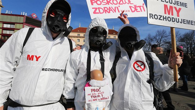 Stovky lid pily v Praze na Palackho nmst, aby demonstrovaly proti povinnmu okovn. (9. bezna 2015)