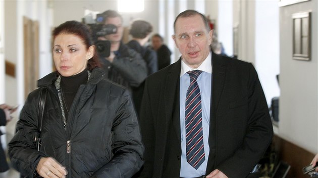 Petr Kott se svou enou Kateinou ped jednnm Krajskho soudu v Praze. (3. bezna 2015)