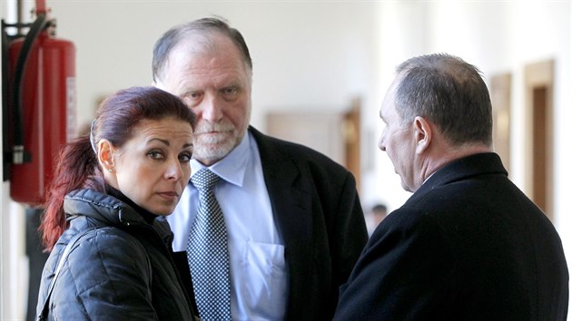 Petr Kott se svou ženou Kateřinou hovoří před jednáním Krajského soudu v Praze s advokátem Tomášem Sokolem. (3. března 2015)