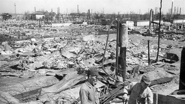 Ohniv peklo, tak vzpomnaj peiv na noc ped 70 lety, kdy americk bombardry vzaly tokem Tokio. Snmek nalevo ukazuje msto dnes, napravo pak 10 dn po niivch nletech.