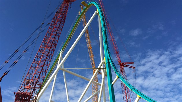 Horsk drha Fury 325 v zbavnm parku Carowinds v americkm mst Charlotte.