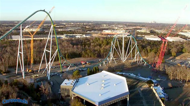 Horsk drha Fury 325 v zbavnm parku Carowinds v americkm mst Charlotte.