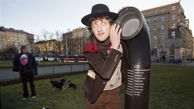 Kavárník Ondřej Kobza na náměstí Míru v Praze zprovoznil automat na básně (2. března 2015).