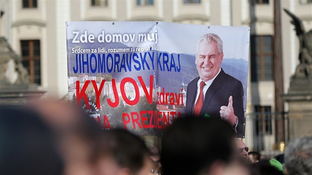 Na Hradčanském náměstí se sešli příznivci prezidenta Miloše Zemana (7. března 2015)