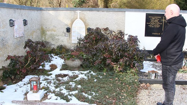 Kastelán kunínského zámku Jaroslav Zezulčík u náhrobků rodiny Schindler von Kunewald na hřbitově Pirk u Krumpendorfu.