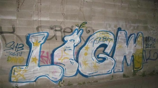 erstv vytvoené graffiti v Lomnického ulici na Pankráci.