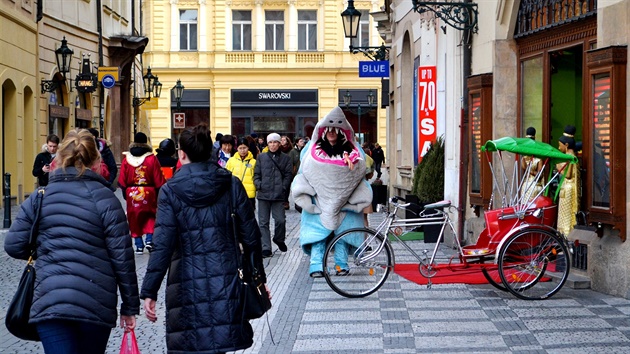 Chodící reklama v Celetné ulici.