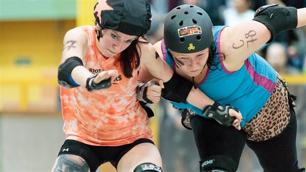 Pi zápasech roller derby se dívky píli neetí.