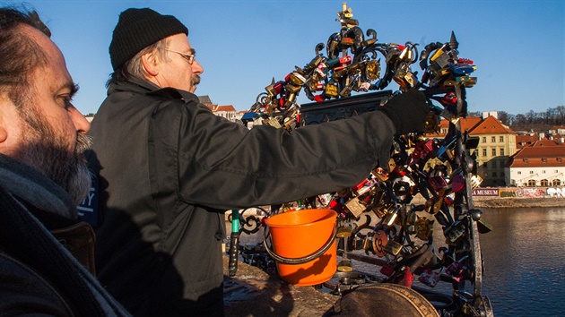 Neeitelný boj se zámky a zámeky. Týdn jich odstraní tak 50 a 80 kilogram.