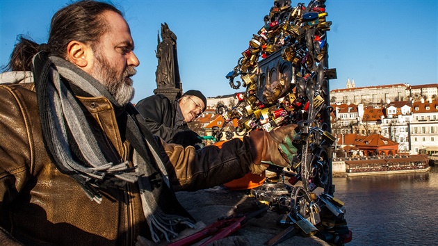 Neeitelný boj se zámky a zámeky. Týdn jich odstraní tak 50 a 80 kilogram.