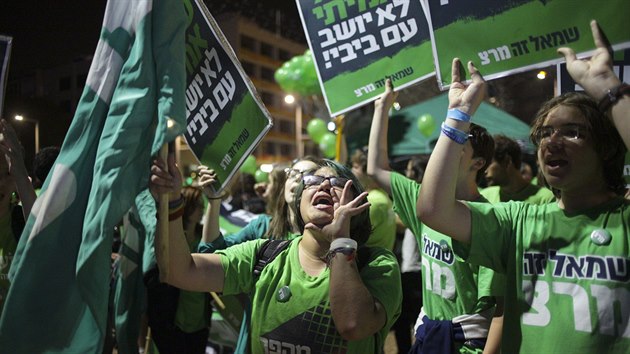 Podle izraelskho serveru Ynet se demonstrace zastnilo a padest tisc lid. Hlavnm enkem byl bval f izraelsk tajn sluby Mossad Meir Dagan. (7. bezna 2015)