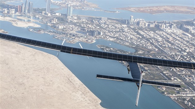 Solar Impulse nad Abú Zabí při testovacím letu v únoru 2015