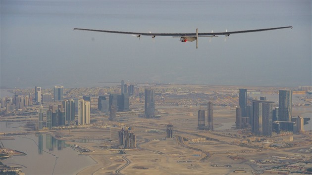 Solar Impulse nad Abú Zabí při testovacím letu v únoru 2015
