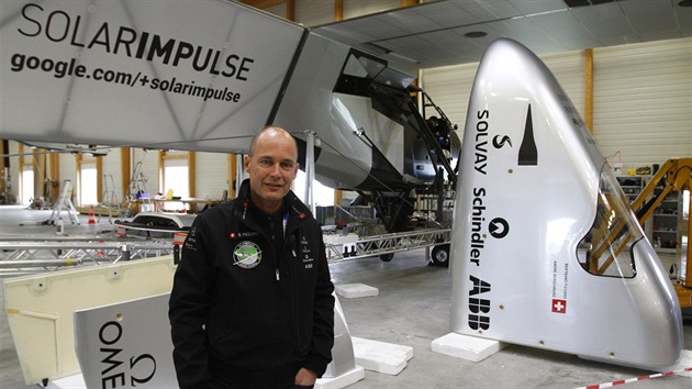 Bertrand Piccard ped rozestavnm letounem Solar Impulse 2 na letiti Payerne, jen 2014