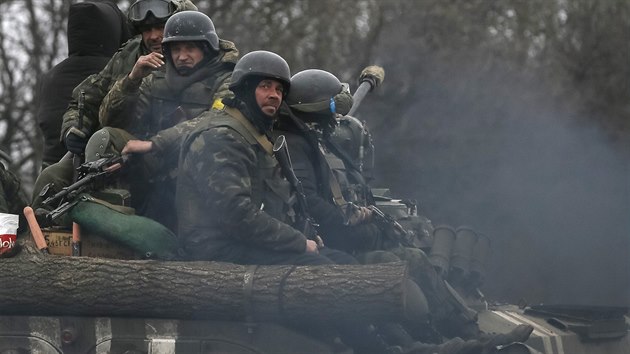 Boje na na vchod Ukrajiny jet neustaly. I pes mrov dohody.