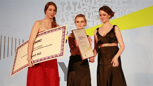 Ocenění Společensky prospěšný podnikatel roku letos obdržela Tereza Jurečková (vlevo) ze společnosti Pragulic – Poznej Prahu jinak!