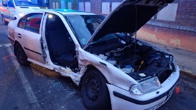 Nehoda dvou aut na kiovatce v Ostrav-Nov Vsi (7. bezna 2015).