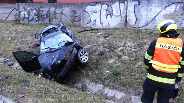 ofr BMW nezvldl v Brn zen a na Halasov nmst skonil na travnatm svahu za kolejemi tramvaje, deset a patnct metr od silnice (7. bezna 2015).