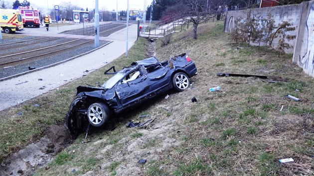 ofr BMW nezvldl v Brn zen a na Halasov nmst skonil na travnatm svahu za kolejemi tramvaje, deset a patnct metr od silnice (7. bezna 2015).