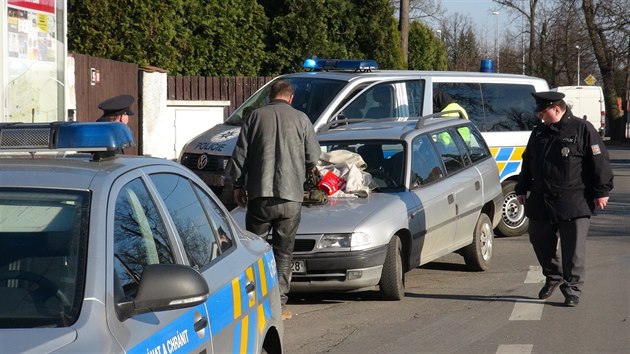 Řidiči se honili kvůli uraženému zrcátku. Opilý viník daleko neujel -  iDNES.cz