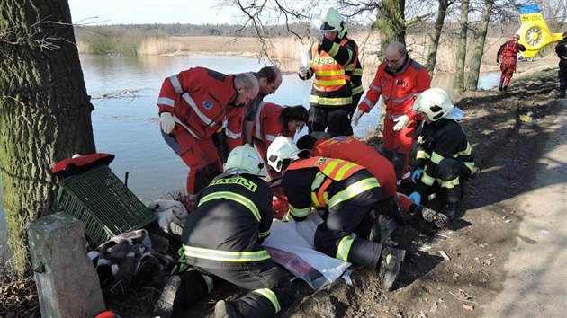 Zdravotnci a hasii pomhaj tce zrannmu jednaticetiletmu motocyklistovi, kter havaroval na hrzi rybnka v Zahrdkch na eskolipsku.