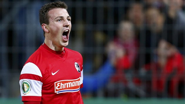 eský záloník Vladimír Darida z Freiburgu oslavuje svj pohárový gól do sít...