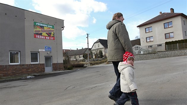 Dobe viditeln billboard proti obnoven tby uranu v Brzkov. Obec ho nech viset na kulturnm dom, jak dlouho bude poteba.