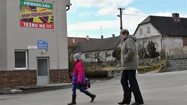 Dobe viditeln billboard proti obnoven tby uranu v Brzkov. Obec ho nech viset na kulturnm dom, jak dlouho bude poteba.